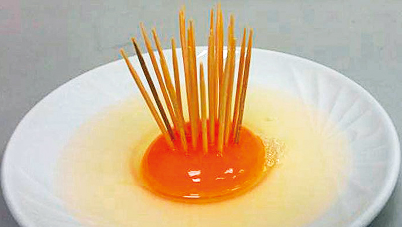 好雞蛋的蛋黃密度高，濃稠有厚度，能讓牙籤站立。